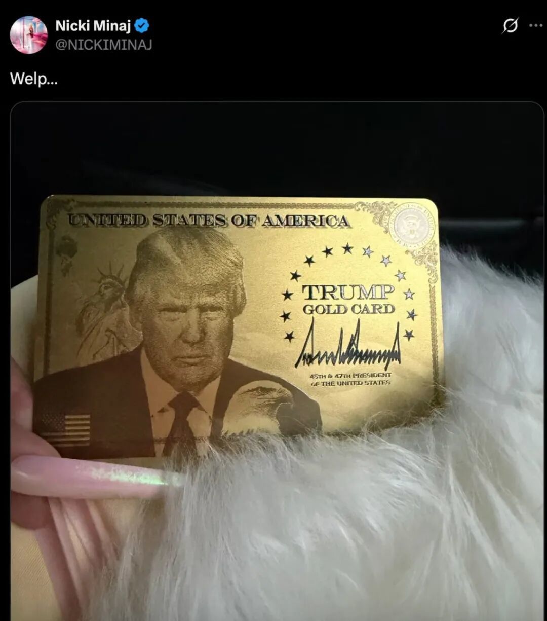 ·米娜在社交媒体上晒出“特朗普金卡”。(其个人社交媒体)