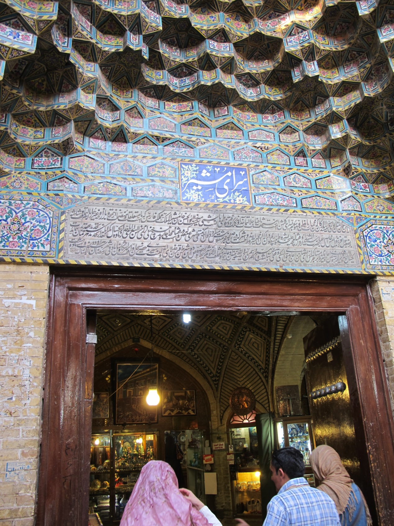 与粉红清真寺组合在一起的巴扎,同样饰有贴满彩釉图纹的花拱,可见历史上的波斯何等富庶和讲究。