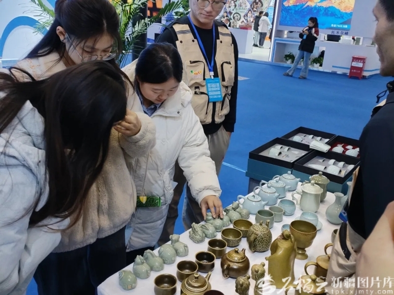 在2025年11月举行的第十九届新疆冬季旅游产业交易博览会上，在哈密文创产品展区展出的“新疆新瓷”产品备受关注。哈密市融媒体中心供图