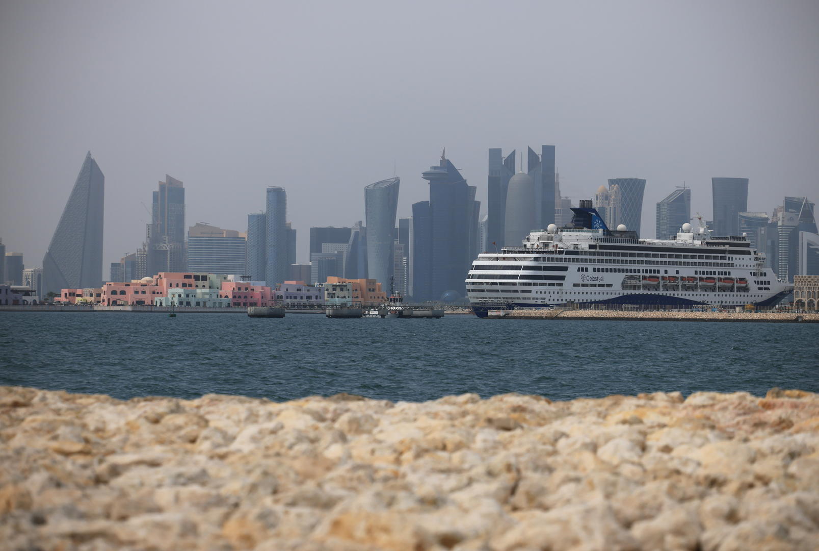 ▲当地时间2026年3月2日,卡塔尔多哈,游轮停靠在码头 图据ICphoto