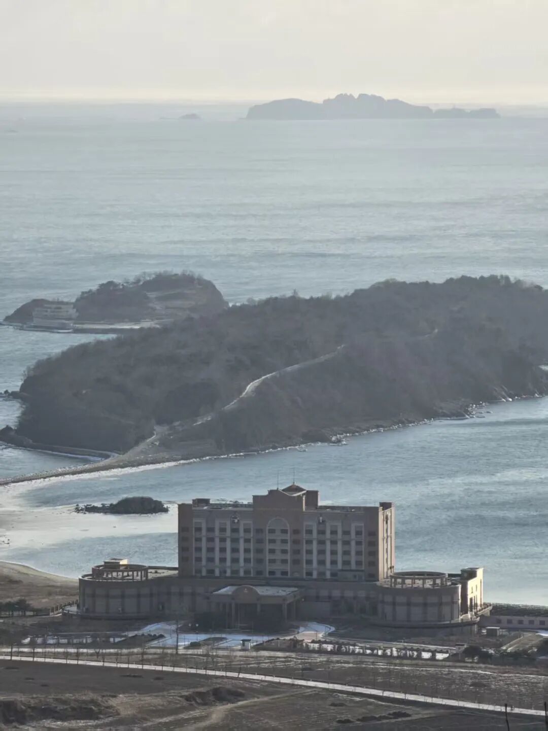 ◆2025年11月,罗先经济特区的英皇酒店全貌。(图源:“IN朝鲜”公号)