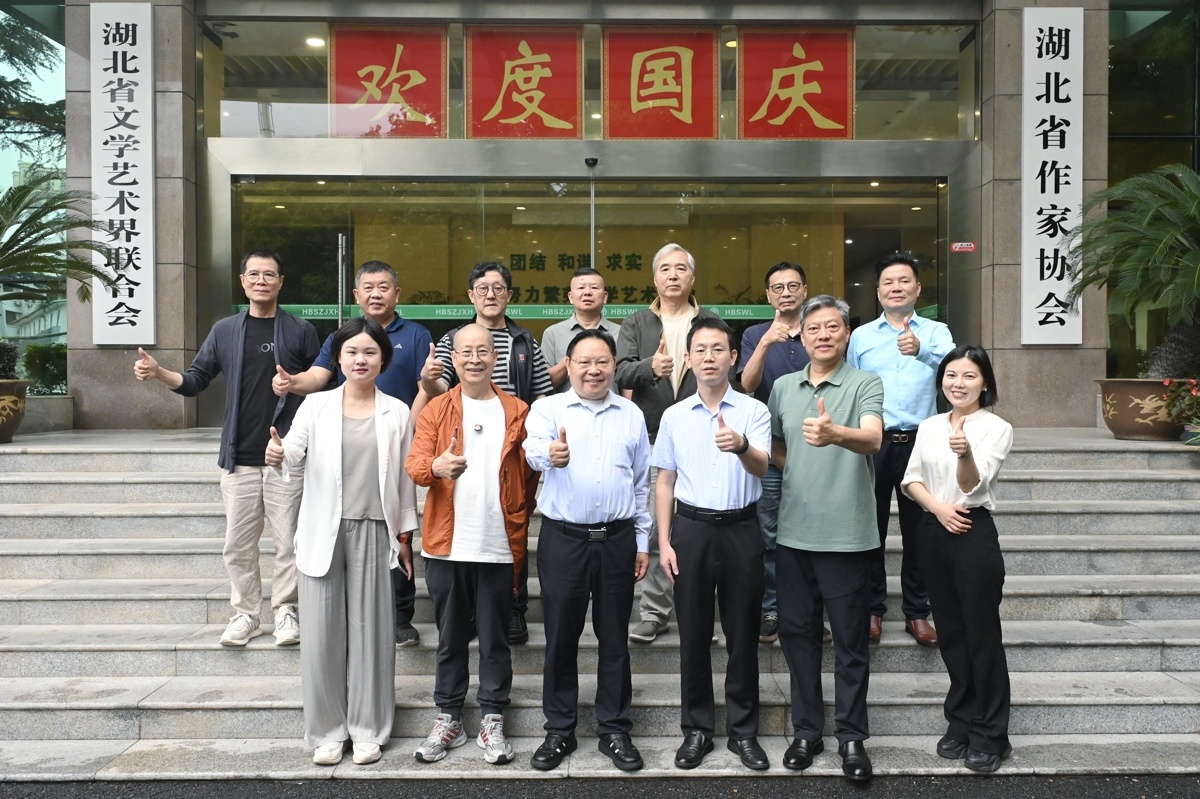 2026年9月29日上午,《再珞珈:武汉大学历届新闻摄影专业毕业生作品集萃》首发式在湖北省文联举行,参加首发仪式后领导嘉宾合影。前排左起:湖北省摄影家协会驻会负责人、秘书长:王艺杰,湖北省摄影家协会顾问:彭年生,省文联党组成员、副主席:马尚云,武汉大学新闻学院院长:吴世文,《再珞珈:武汉大学历届新闻摄影专业毕业生作品集萃》编著:章克刚,武昌理工学院老师:许亚。.jpg