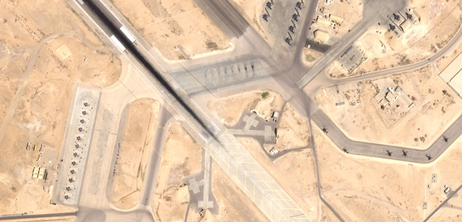 当地时间20日,约旦一军事基地左侧及顶部可见战斗机,右侧可见直升机。图源:美媒报道配图