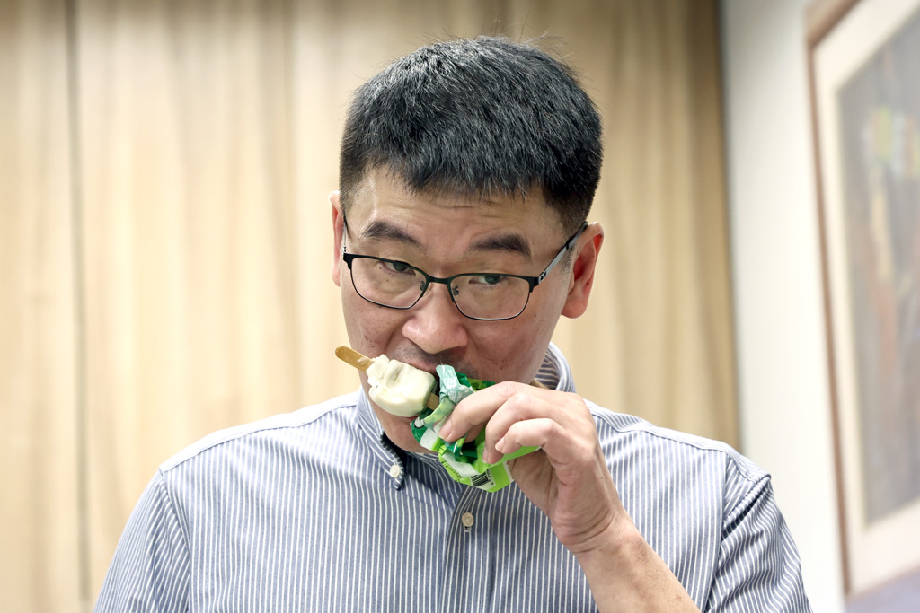 梁文杰（图）有关台湾民众几乎不吃凤梨释迦的言论，在岛内引发争议。图源：台湾中时新闻网