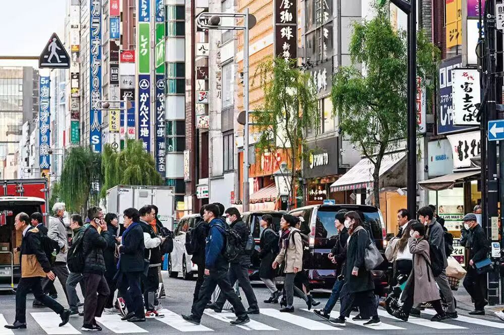 2025年11月20日，东谈主们从日本东京街头走过