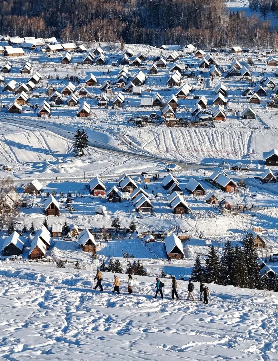 冬季大雪覆盖的阿勒泰,迎来大批体验冰雪项目的游客。(图/视觉中国)