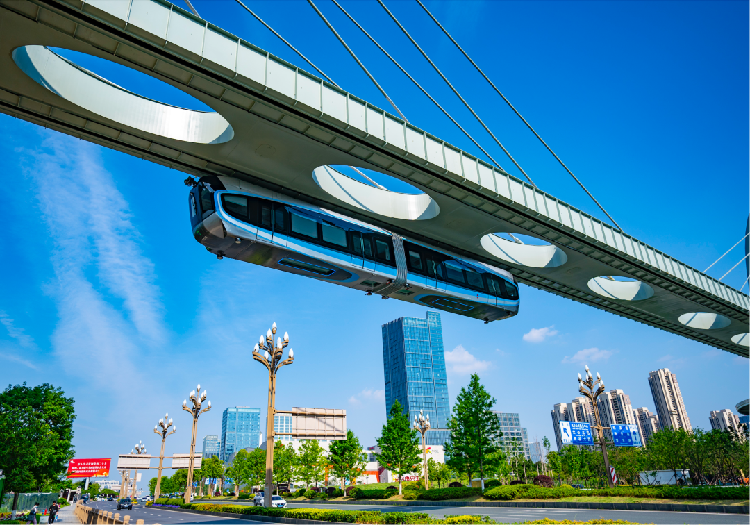 光谷空轨列车驶过武汉高新大道路段