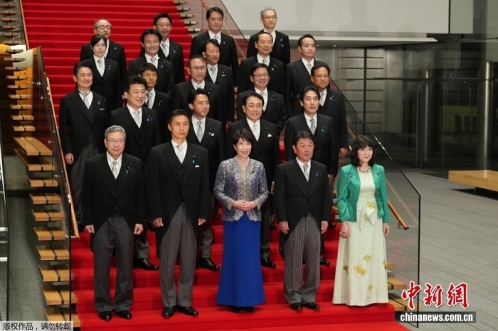 当地时间9月17日,日本首相高市早苗改组内阁,这是高市自2025年10月上台以来首次改组内阁。图为当地时间9月17日,日本首相高市早苗(第一排中)在东京的首相官邸率阁僚合影。