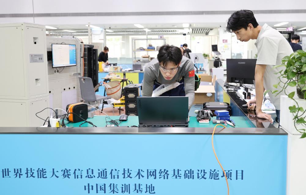 9月2日,刘宇轩(左)在集训基地备赛。