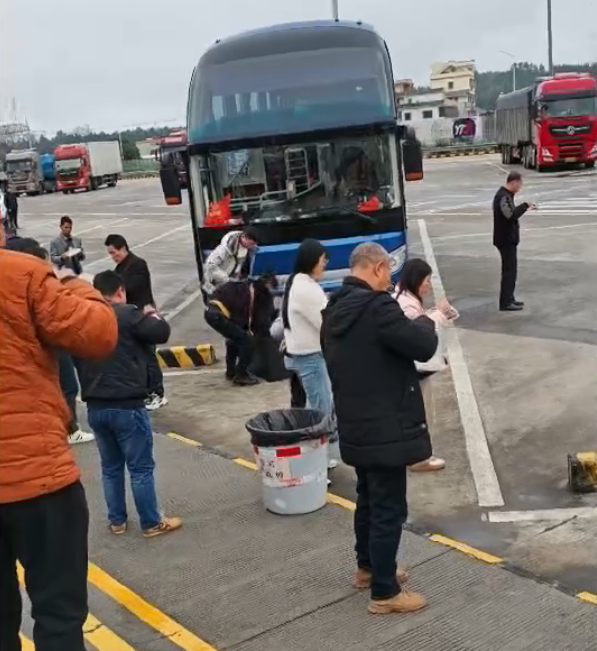 发完盒饭,大家在路边吃。(图/受访者供图)