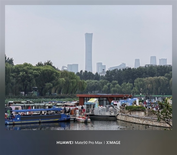 华为Mate 90 Pro Max典藏版上手:翡冷翠很抢眼!积木壳也有新玩法