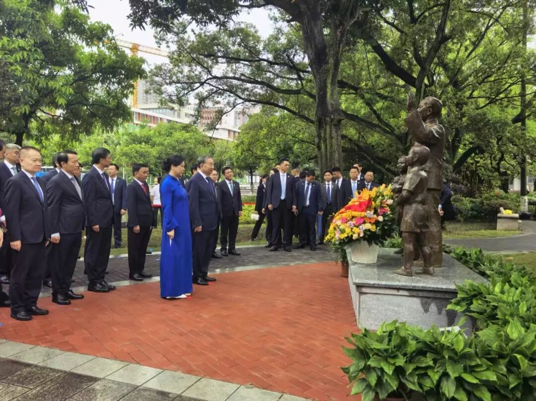 4月17日上午，越共中央总书记、国家主席苏林到访广西大学，参观原广西南宁育才学校（即越南中央学舍区）旧址。图/中新
