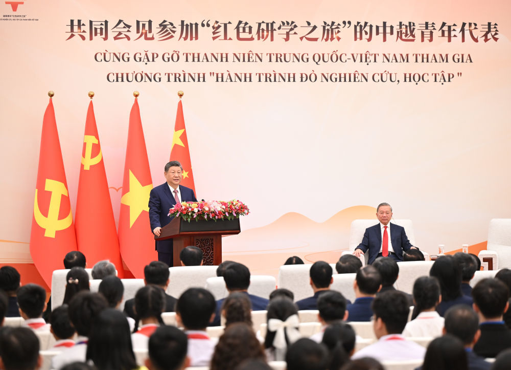 4月15日上午,中共中央总书记、国家主席习近平在北京人民大会堂同来华进行国事访问的越共中央总书记、国家主席苏林共同会见参加“红色研学之旅”的中越青年代表。新华社记者 李响 摄