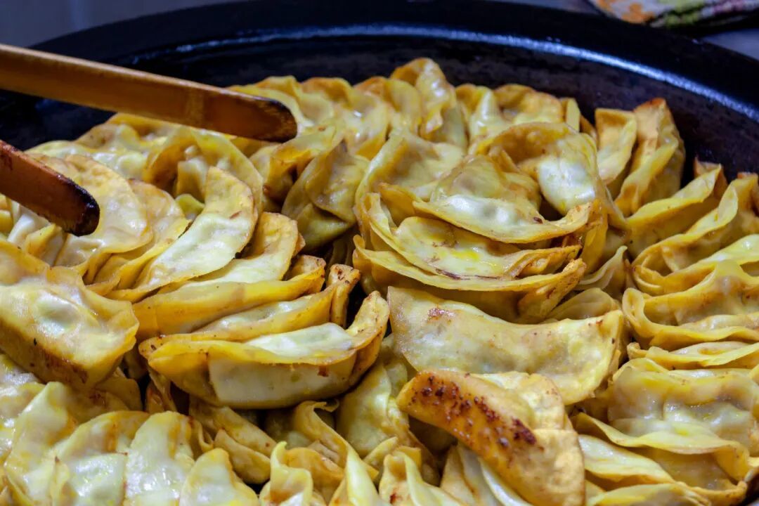摄图网_501679410_南京特色小吃牛肉锅贴(企业商用).jpg