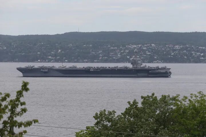 2023年5月24日，美国“杰拉尔德·R·福特”级航空母舰首舰“福特”号停靠在挪威首都奥斯陆的峡湾中。新华社记者张玉亮摄