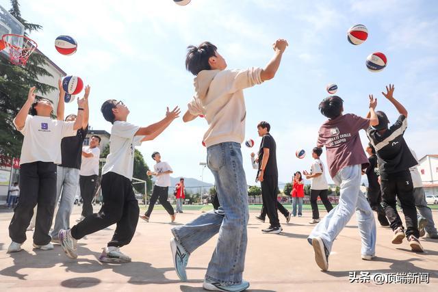 学生们在河南男篮青年队助理教练王静的带领下进行专业的训练