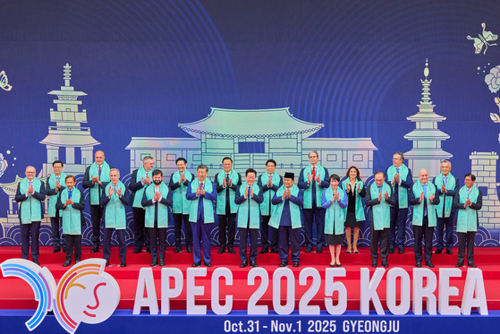 ◆2025年11月1日,APEC庆州峰会期间,与会领导人佩戴蓝色围巾合影。