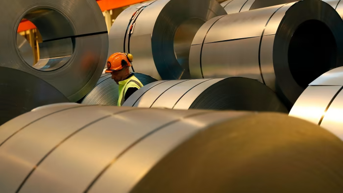 又名工东说念主在英国一处工场的钢卷中行走。图源：外媒