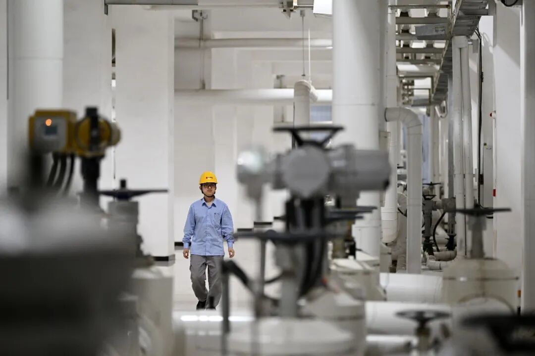 2024年6月4日,工作人员在车间内巡查/新华社记者 李然 摄