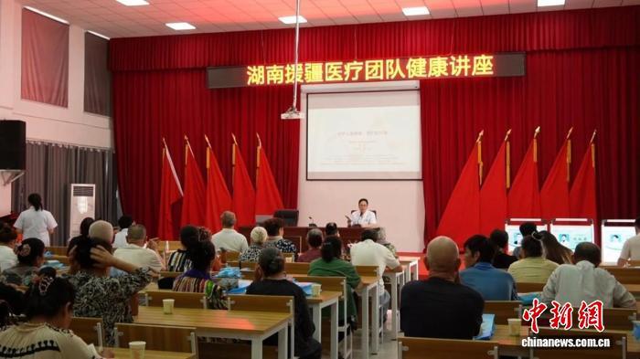 图为援疆医疗团队进社区开展健康知识讲座。吐鲁番市融媒体中心供图
