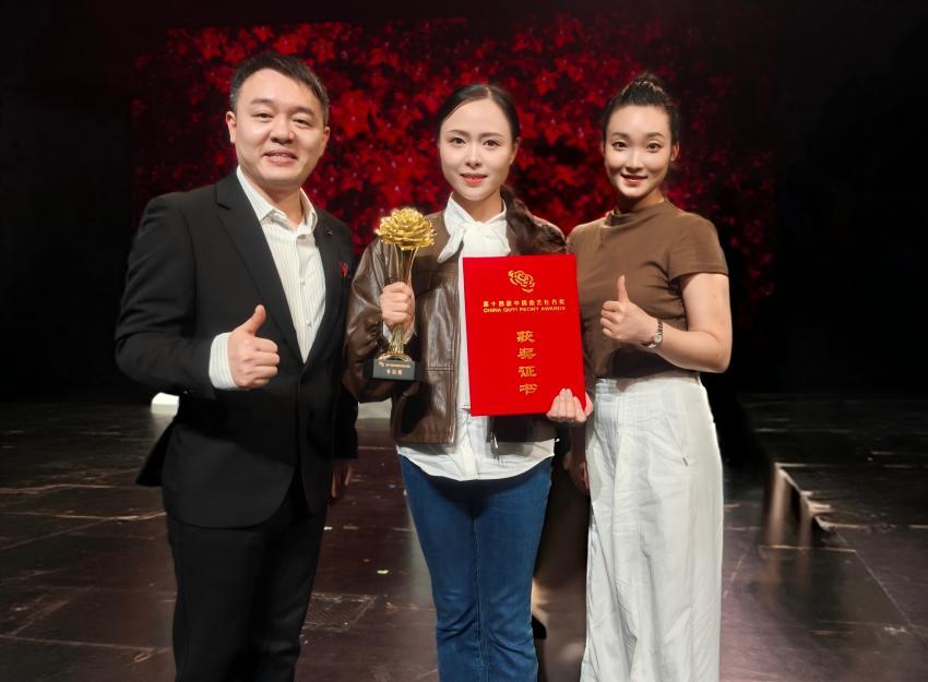 罗捷(中)与张夏丽(右)、柴钰峰(左)共同表演的《稻田喜事》获得第十四届牡丹奖节目奖。罗捷供图