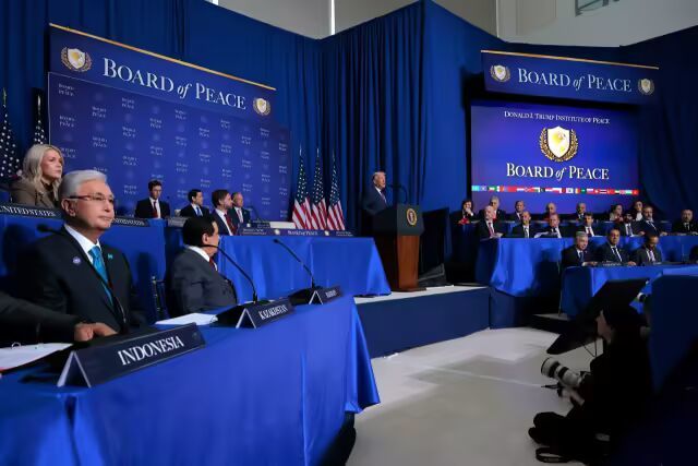 唐纳德·特朗普总统周四在华盛顿特区和平研究所举行的和平委员会首次会议上发表讲话。