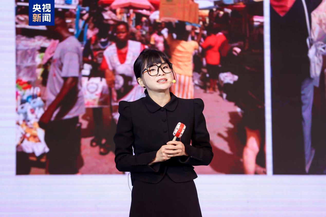 △“义乌老板娘”何犁红讲述中国制造从“跟跑”“并跑”到“领跑”的升级之路。