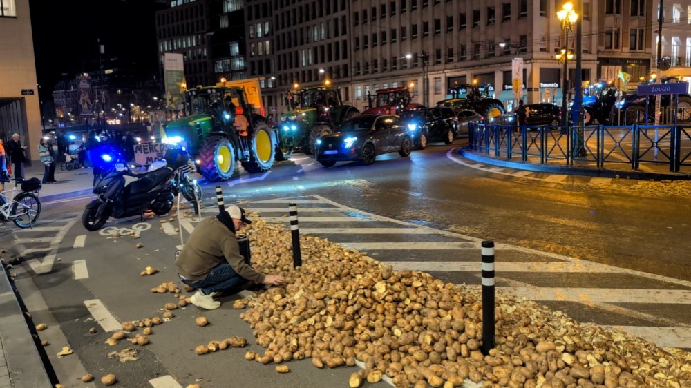 当地时间2025年12月18日，比利时布鲁塞尔，在欧盟峰会举行当天，数千民来自欧盟成员国的农民驾驶拖拉机在欧盟总部所在地集会抗议。 IC Photo