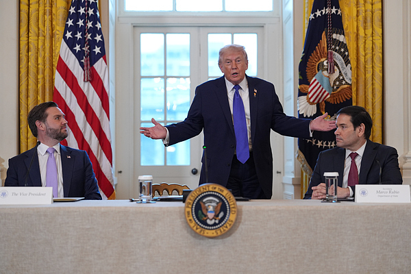 1月9日,特朗普在白宫东厅与石油公司高管举行会议 视觉中国