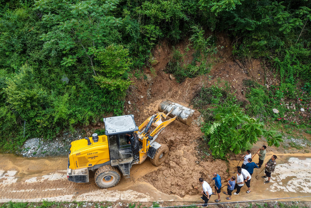 8月1日,在甘肃省陇南市武都区裕河镇范家坪村,干部群众清理一处小型滑坡体(无人机照片)。新华社记者郎兵兵 摄