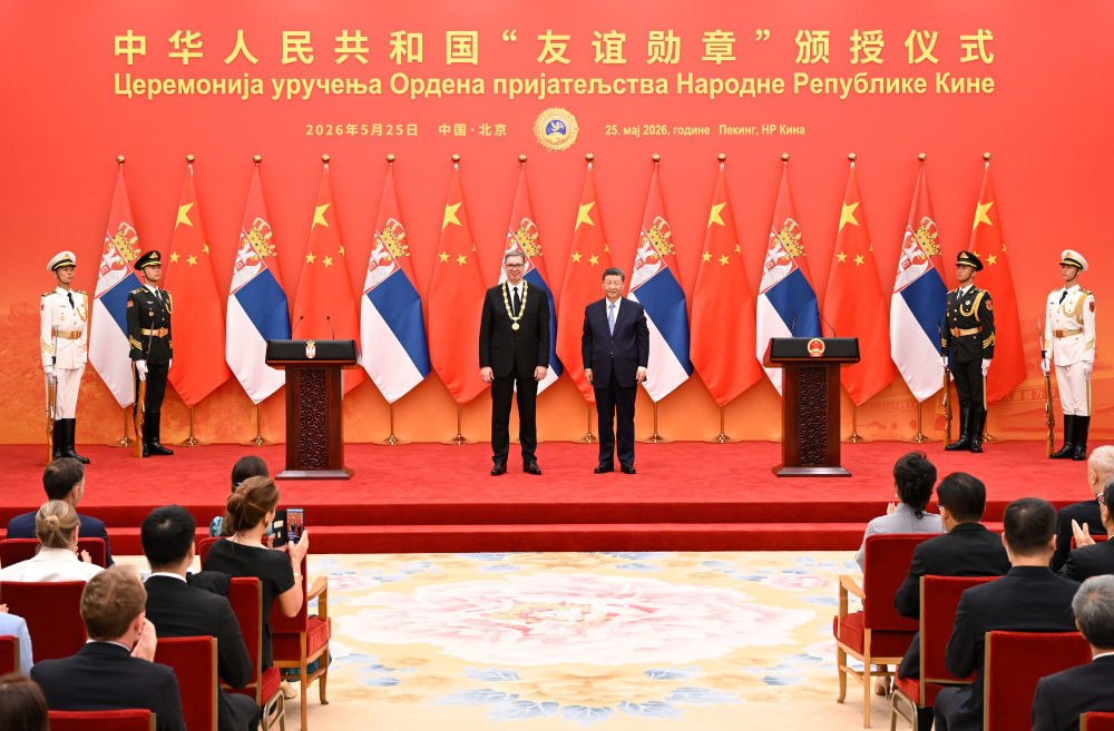 5月25日晚，国家主席习近平在北京人民大会堂为塞尔维亚总统武契奇举行“友谊勋章”颁授仪式。新华社记者 申宏 摄