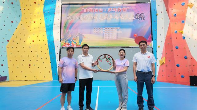 大沥镇向丹寨县赠送藤编非遗文创作品。
