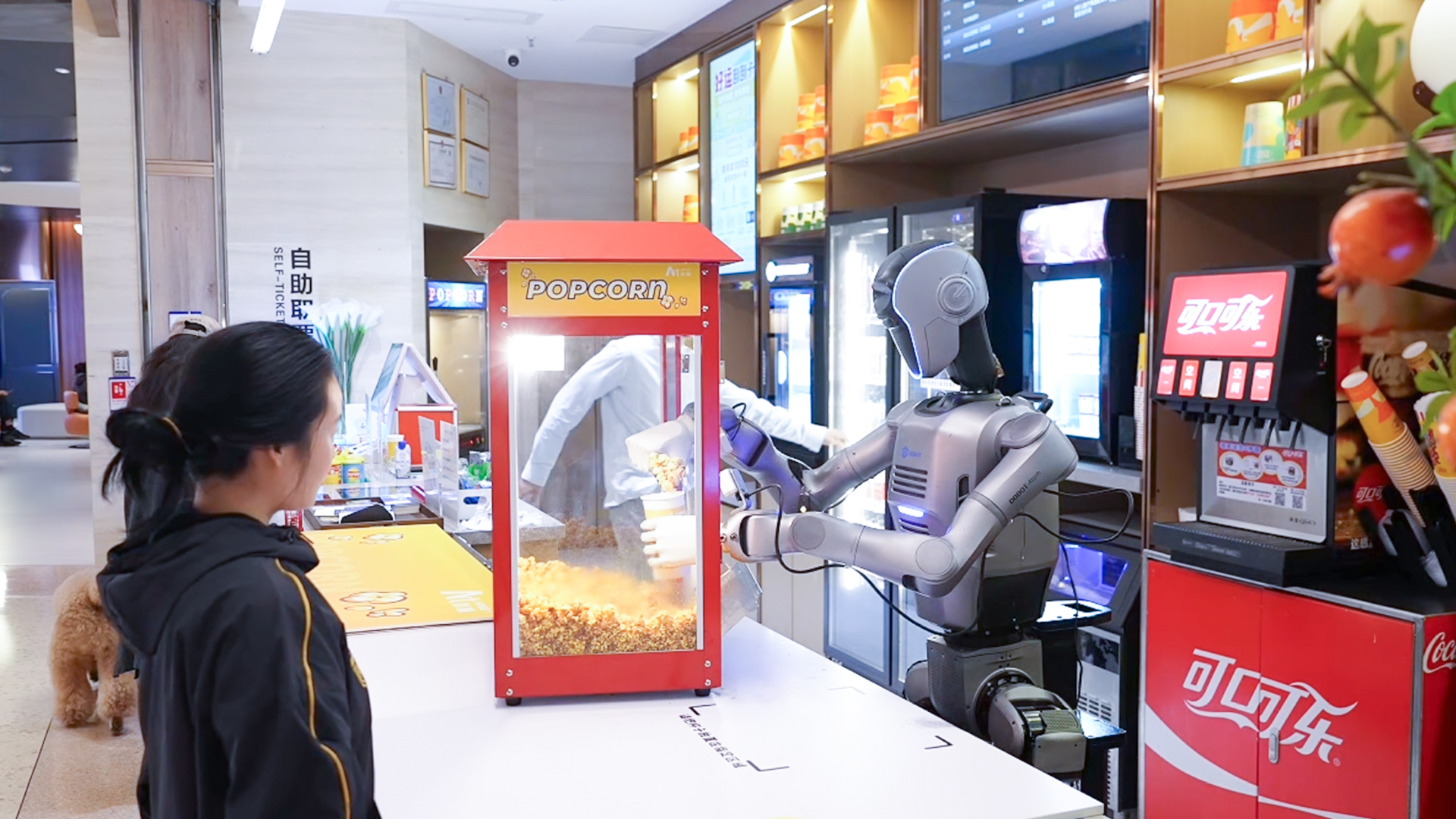 图为在深圳K11电影院,越疆机器人在为顾客制作爆米花。