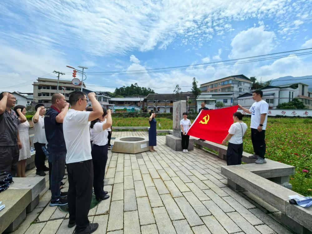 党员干部在龙岩市新罗区东肖街道邓厝村思源泉前重温入党誓词。(本图片由新罗区委宣传部提供)
