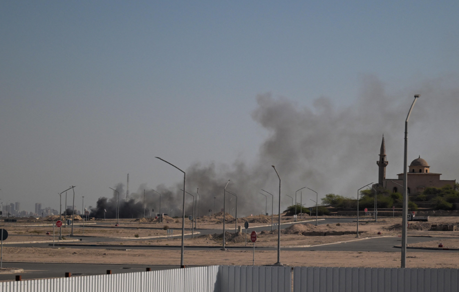 △3月2日,美国驻科威特大使馆院内冒出浓烟