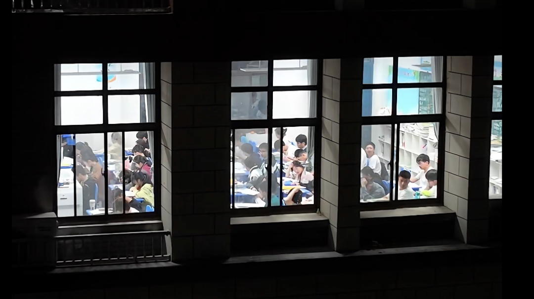 图 | 晚自习的高中生