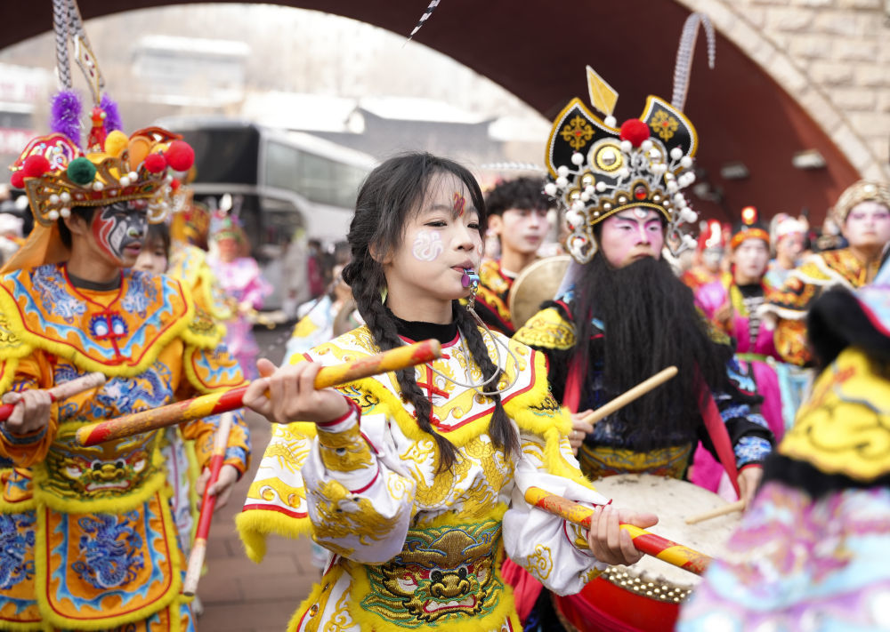 在新疆乌鲁木齐市水磨沟区，英歌舞表演队正在演出中（2月21日摄）。新华社发（李文武 摄）
