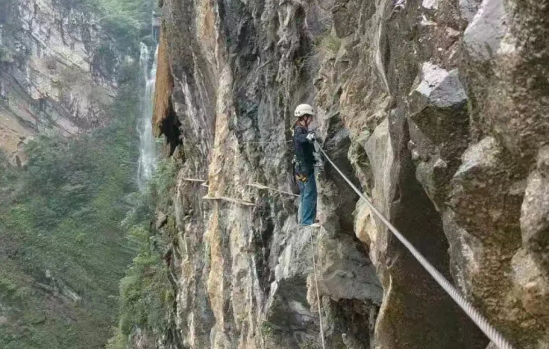 知情人称悬崖秋千坠亡女孩头部两次被撞，落地后苦等担架半小时