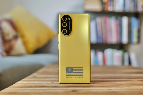 特朗普T1手机拆解后露馅了!换壳HTC U24 Pro 还贴上美国国旗