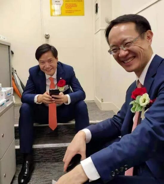 小米员工拍下了当时躲在杂物间的雷军和林斌