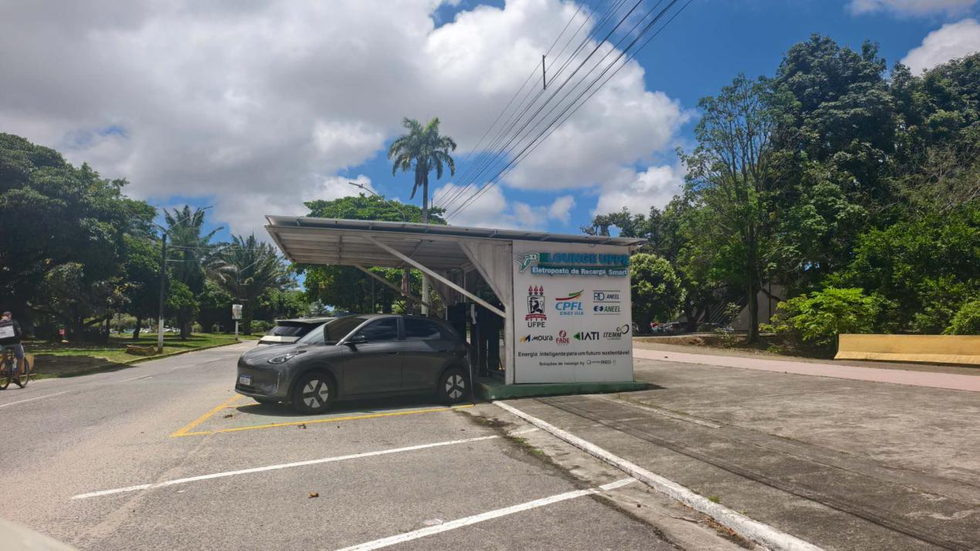 巴西累西腓市街头的充电桩与中国品牌电动汽车