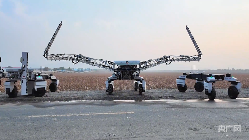 新疆“无人”智慧农场里的T3000（图中）动力惊人，它的旋转臂最长可伸展至21米（央广网发 受访者供图）