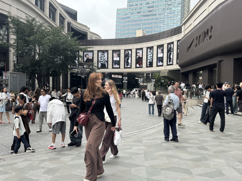 国庆假期，外国游客在上海兴业太古汇逛街购物。新华社发（王梓童 摄）