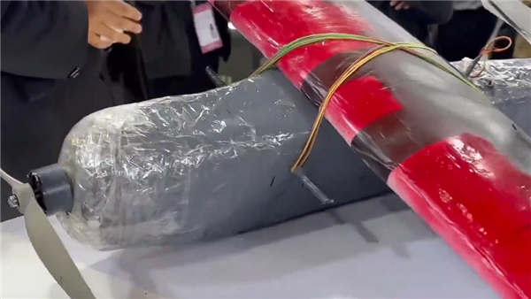 拿中国机器狗冒充自研后 印度一大学又展出泡沫无人机