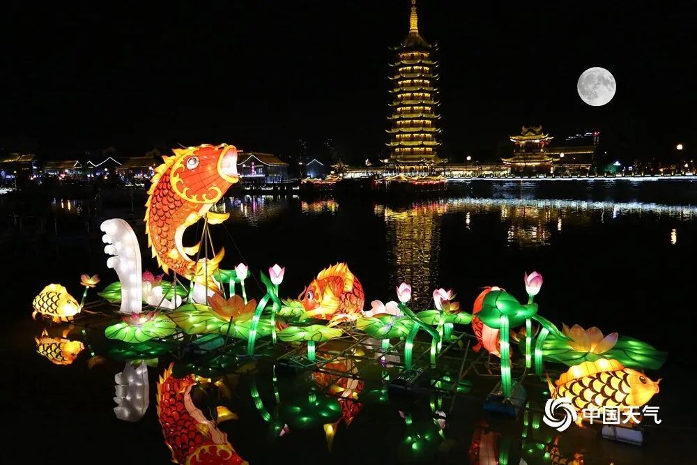 一组图回顾往年中秋月色 花式合拍开启赏月新姿势-天气图集-中国天气网