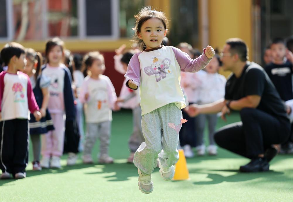 9月15日,孩子们在延安洛杉矶保育院参加户外活动。