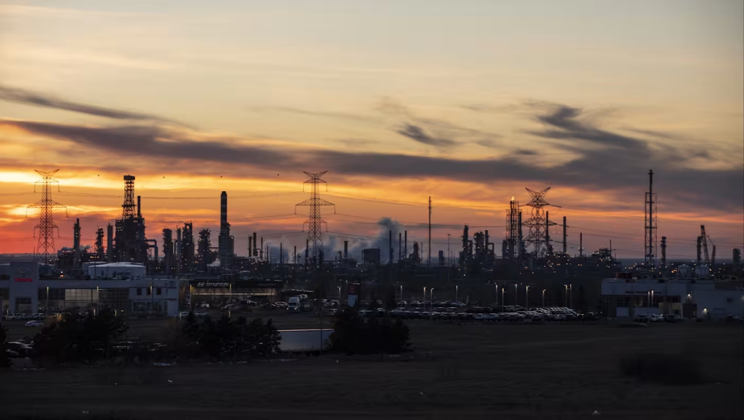 ▲位于加拿大阿尔伯塔省埃德蒙顿的森科能源炼油厂。该省是美国市场上最大的外国石油来源地。（图源：彭博社）