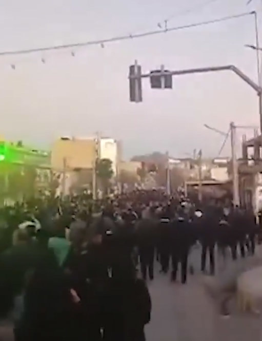 反政府组织“伊朗全国抵抗委员会”发布的抗议画面 视频截图