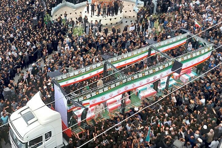 3日,在伊朗南部米纳卜市,人们走上街头为遭到美以空袭小学的遇难者举行葬礼。新华社/迈赫尔通讯社