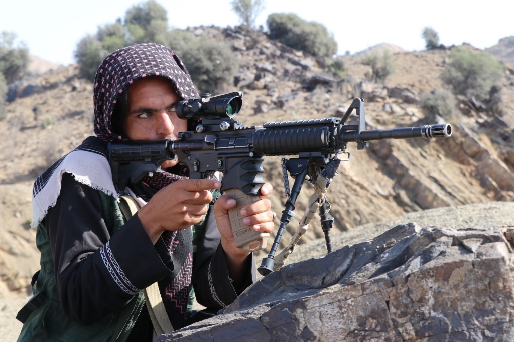 2026年2月27日,阿富汗安全部队成员在阿富汗霍斯特省参与针对巴基斯坦的军事行动。新华社 图